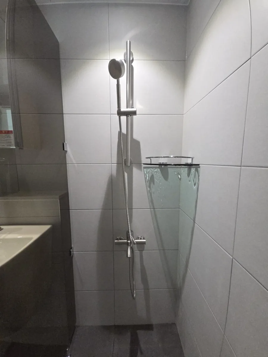 샤워부스를 넣은 욕실 리모델링 비용 산정 사례 사진