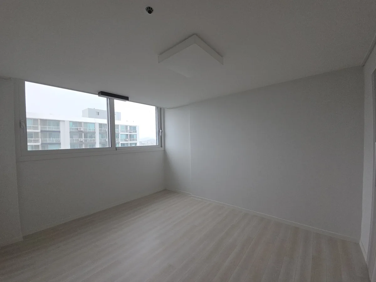 마루를 새로 깐 방과 창가 사진
