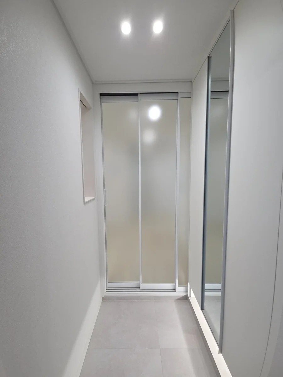 문틀 선에 맞춰 도배를 마감한 사진